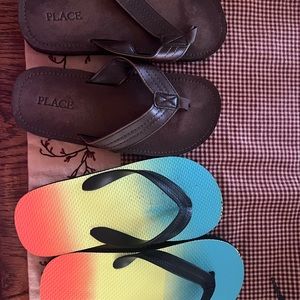 2 pair childrens place flip flops